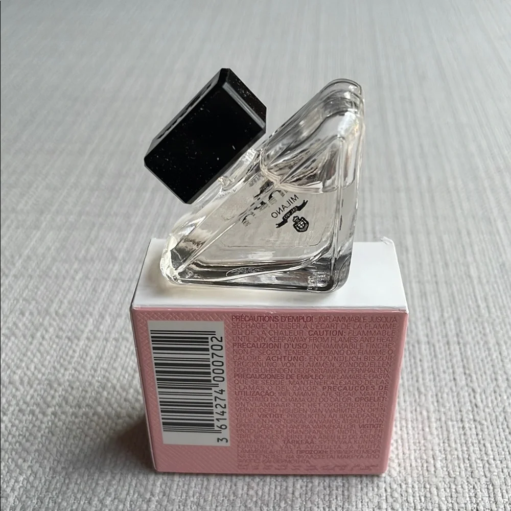 Prada paradoxe virtual flower miniature